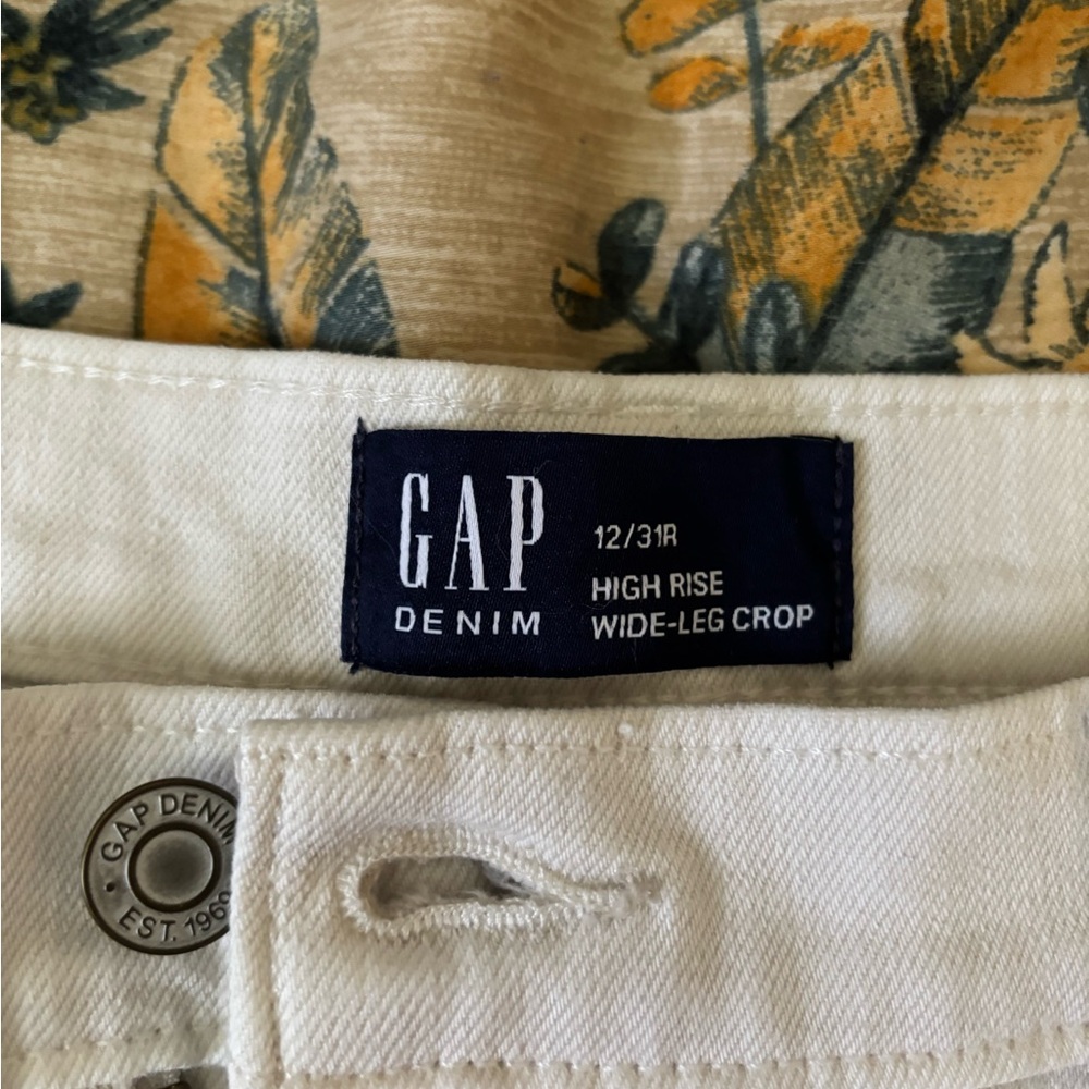 GAP - High rise wide leg crop jeans. NWT. Size 12/31.